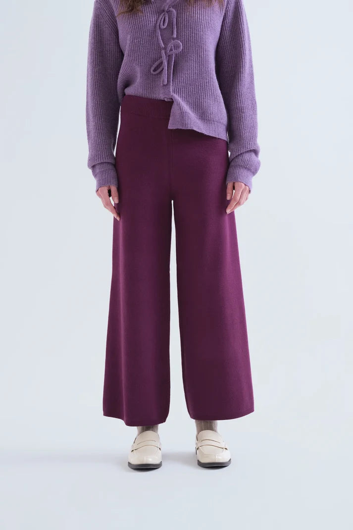 Pantalón básico de punto berenjena