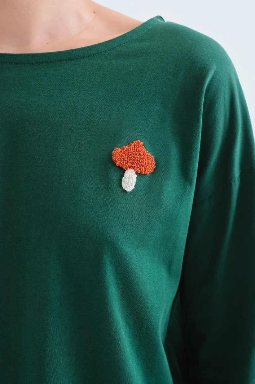 Camiseta 100% algodón verde con  parche de hongo