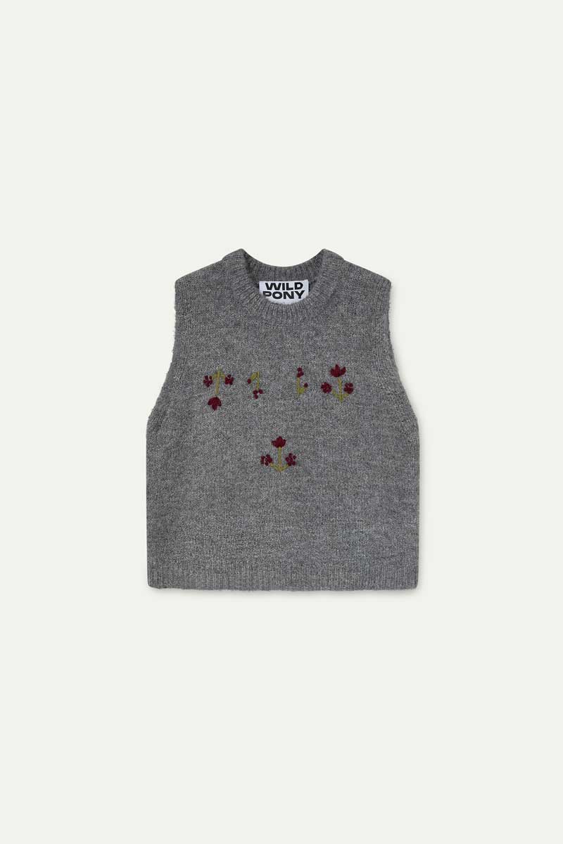 Chaleco gris con bordado de  flores rojas
