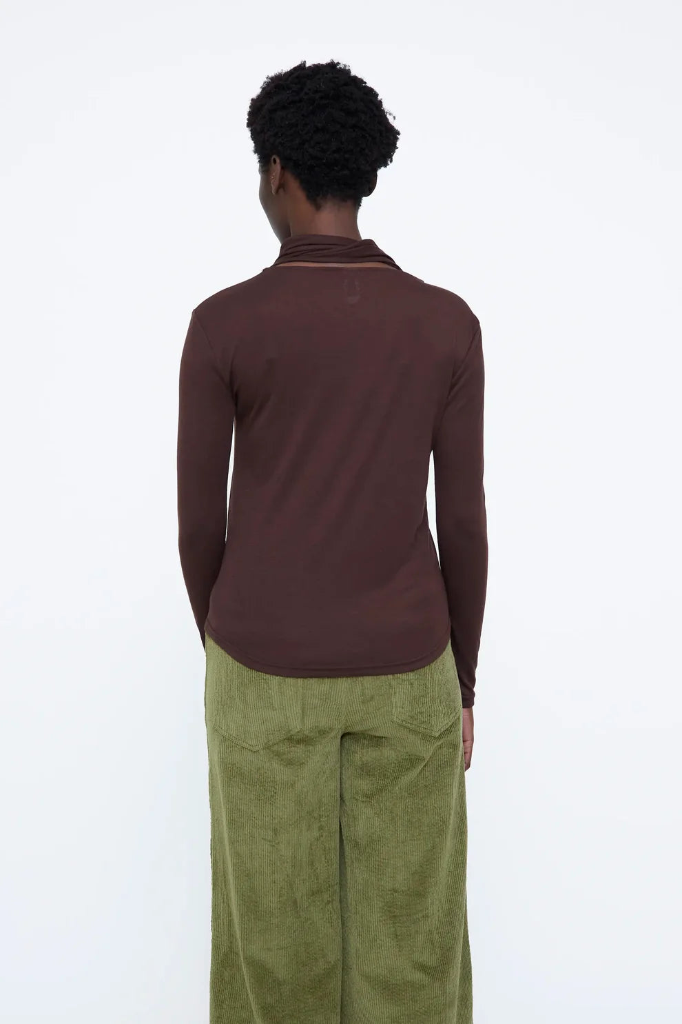 Camiseta marrón con lazada