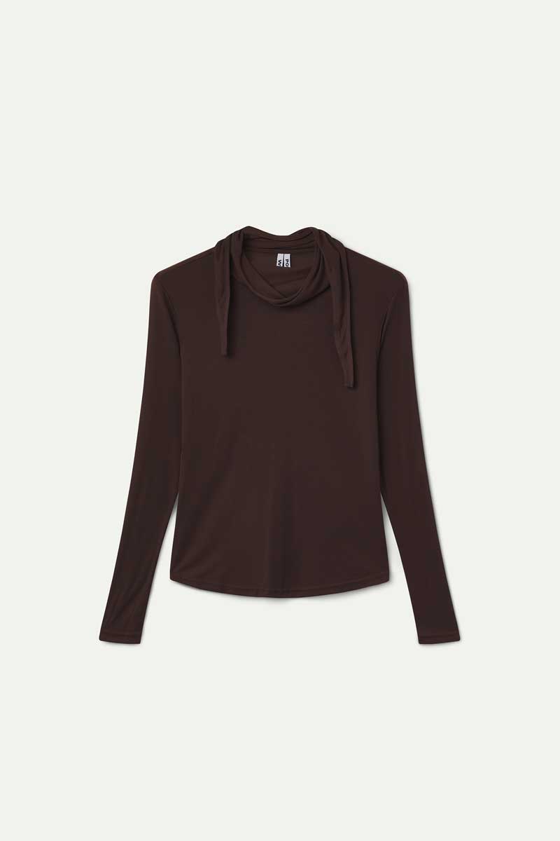 Camiseta marrón con lazada
