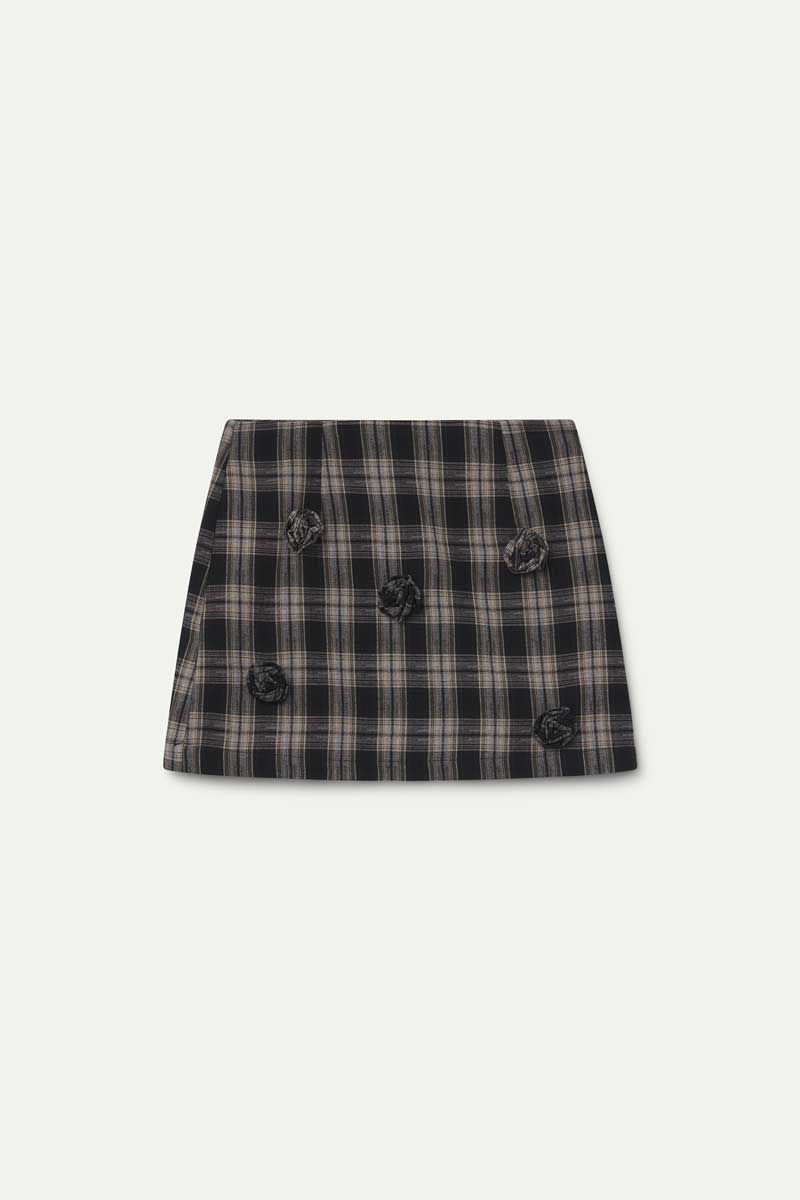 Falda corta con estampado de  cuadros negros