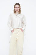 Camisa de satin blanco roto con  detalle lazado