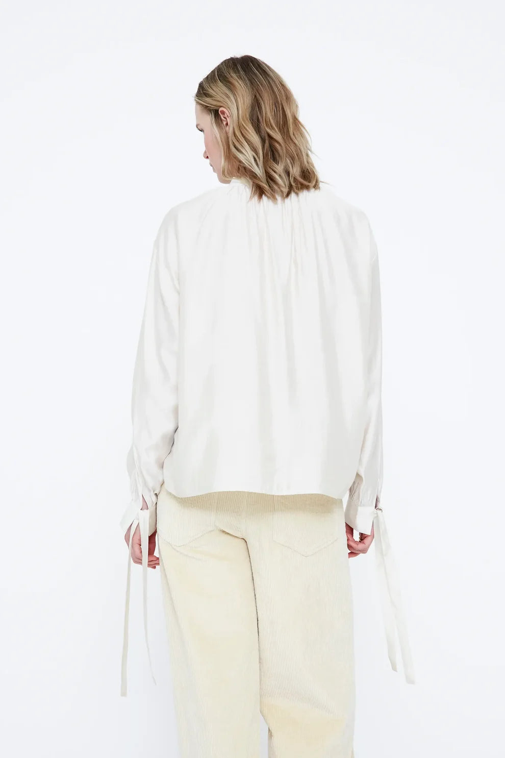 Camisa de satin blanco roto con  detalle lazado