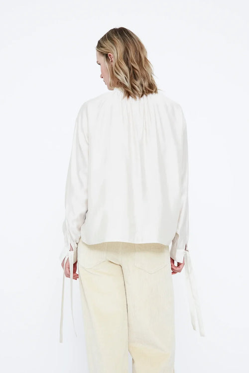 Camisa de satin blanco roto con  detalle lazado