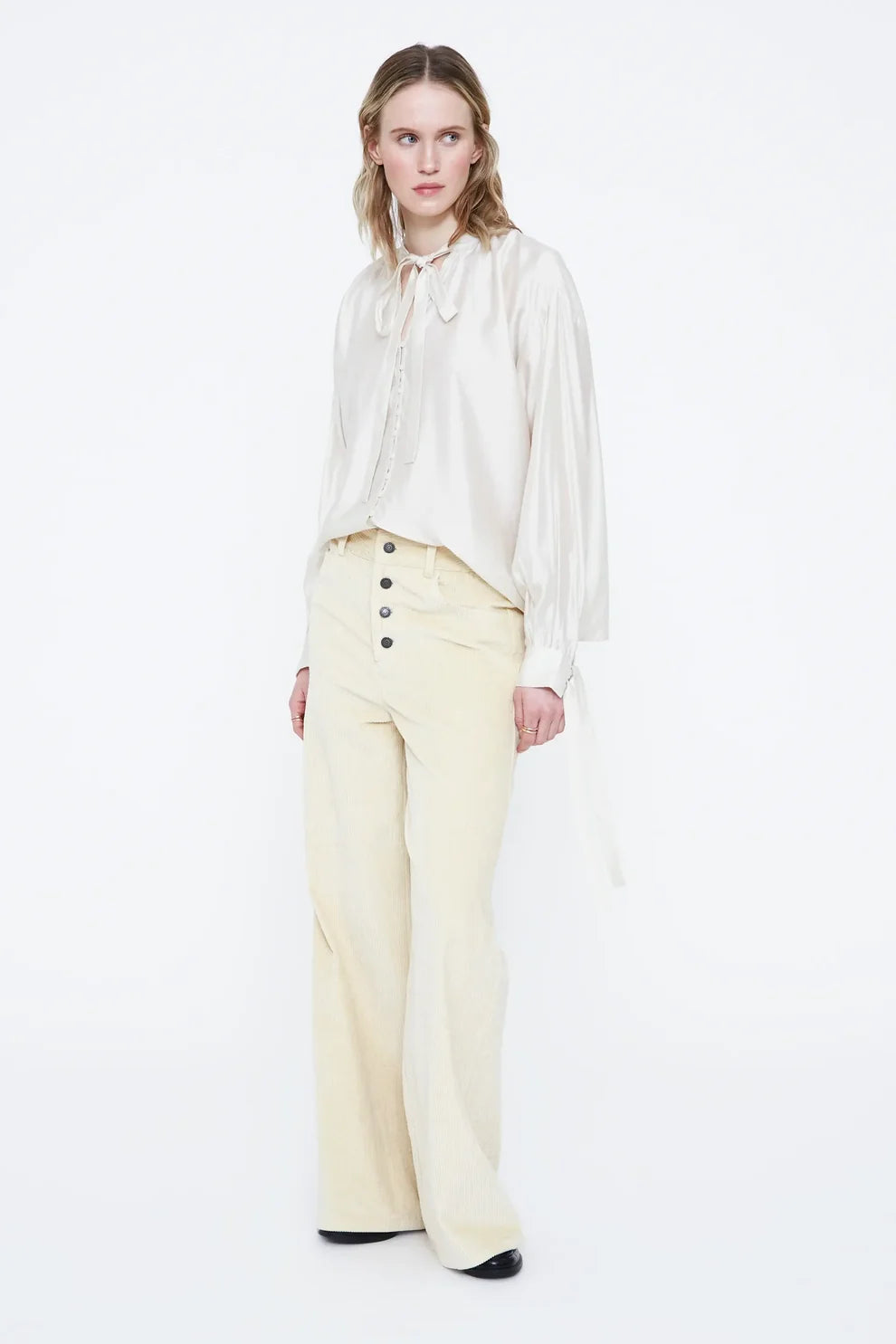 Camisa de satin blanco roto con  detalle lazado