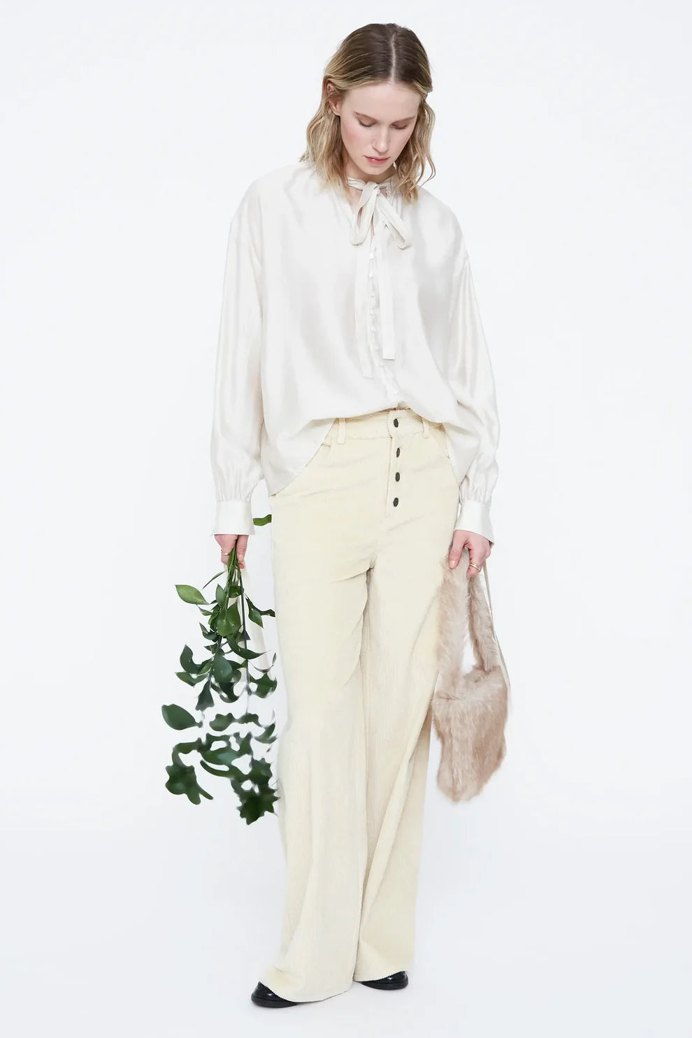 Camisa de satin blanco roto con  detalle lazado