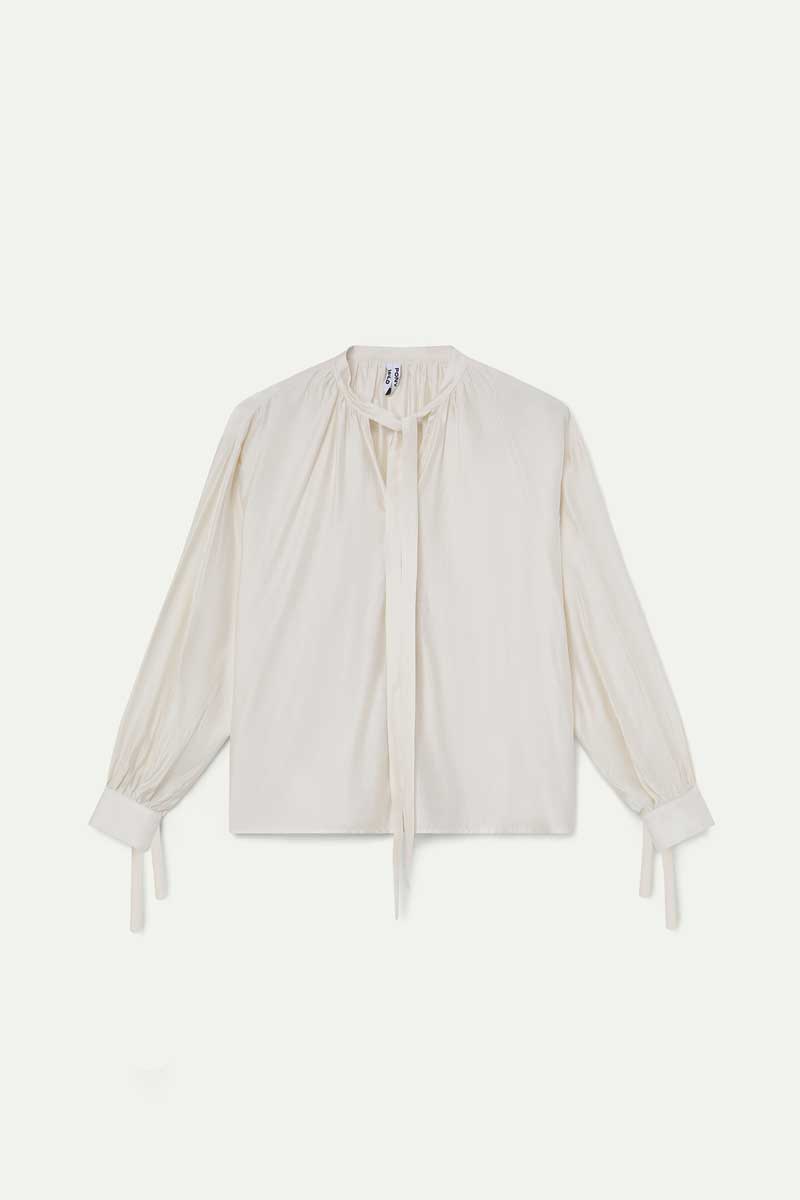 Camisa de satin blanco roto con  detalle lazado