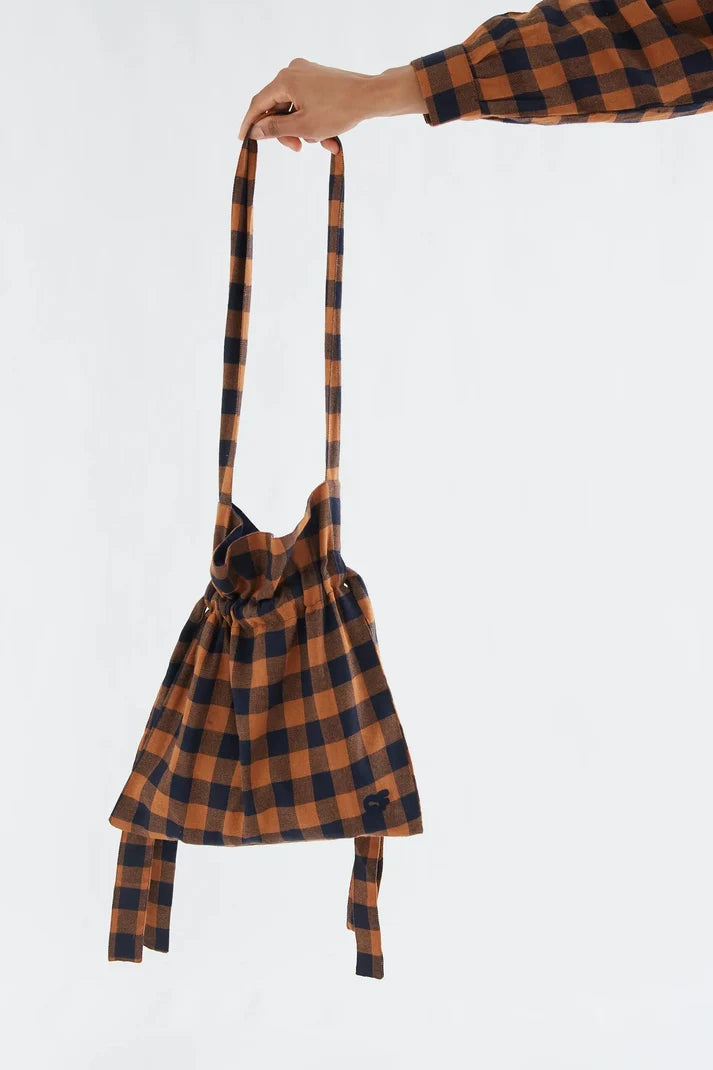 Bolso de hombro con estampado de cuadros marrón y azul marino