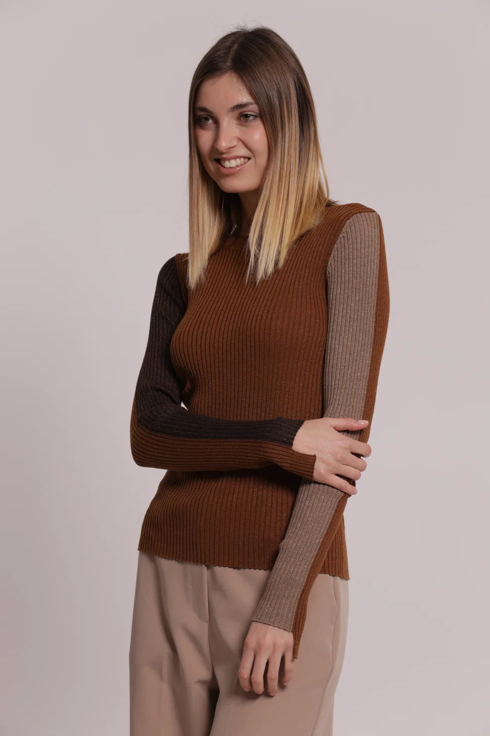 JERSEY CON ESCOTE Y MANGAS BICOLOR