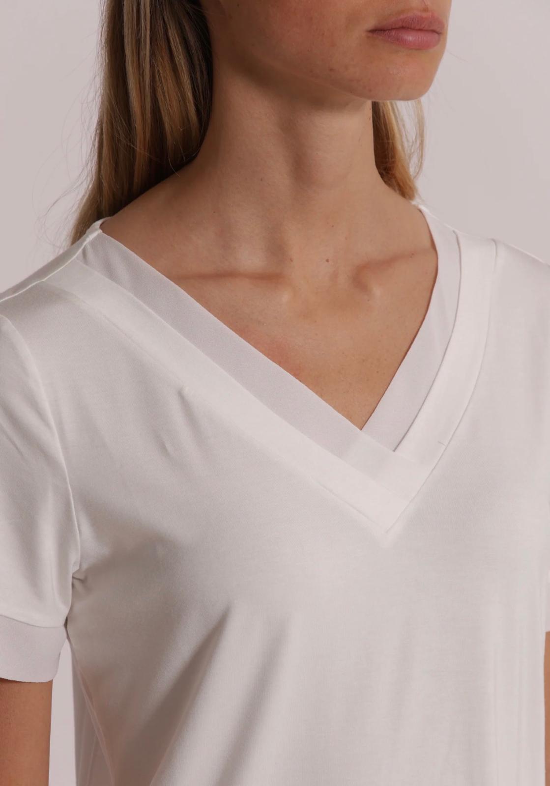 Camiseta escotre doble pico