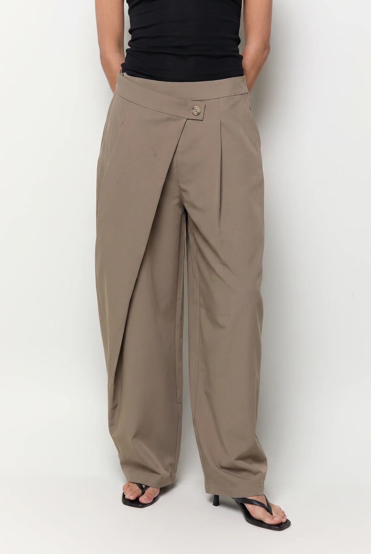 Pantalón pliegues delanteros